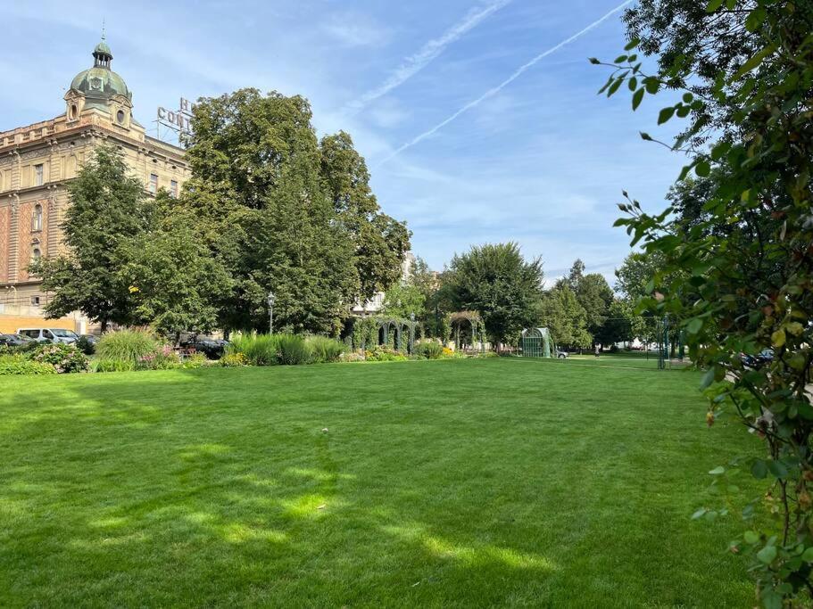 Apartment In Historical Center With Park View Plzen Ngoại thất bức ảnh